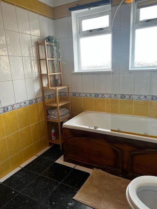 Quirky Studio Flat Selfcontained Лондон Экстерьер фото