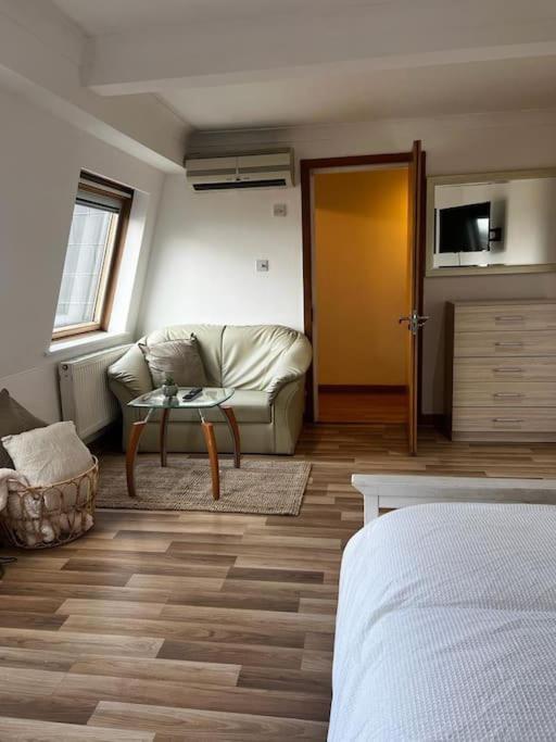 Quirky Studio Flat Selfcontained Лондон Экстерьер фото
